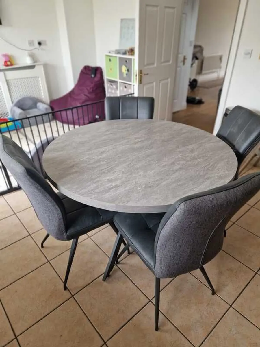 Table and chairs - Image 1