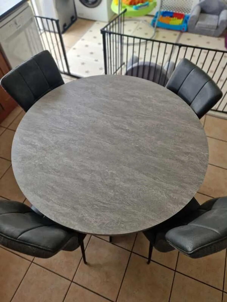 Table and chairs - Image 3