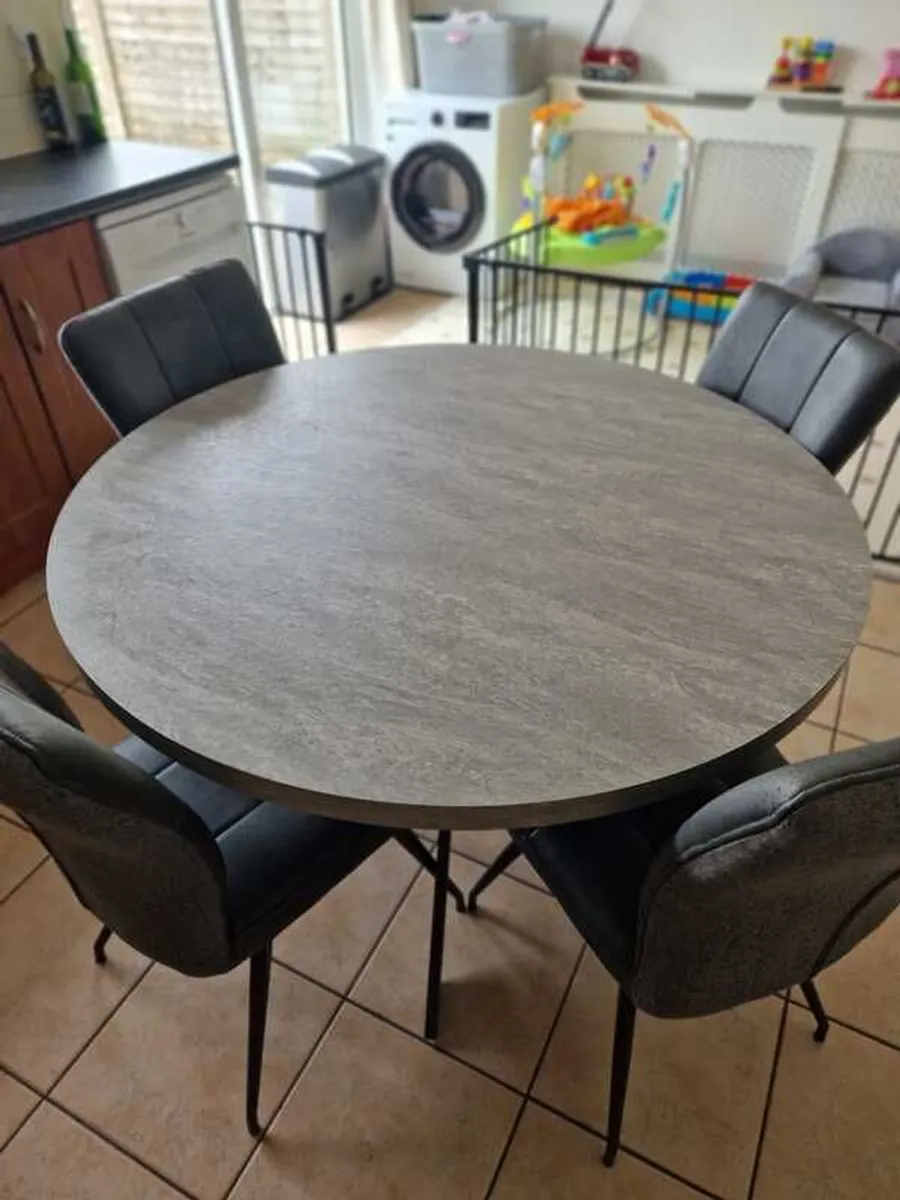 Table and chairs - Image 4