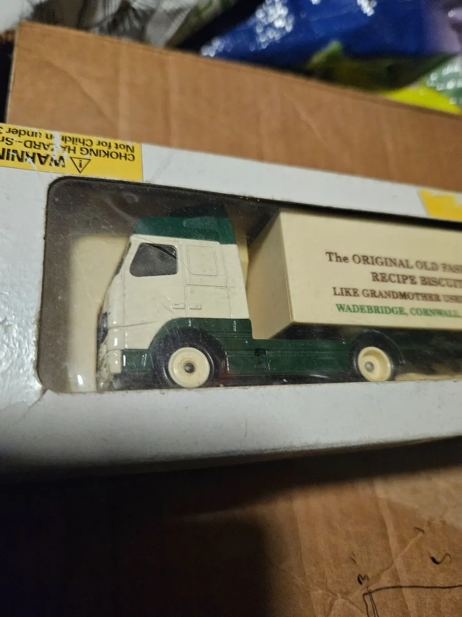 Corgi Lledo Volvo Tractor Unit and Trailer - Image 3