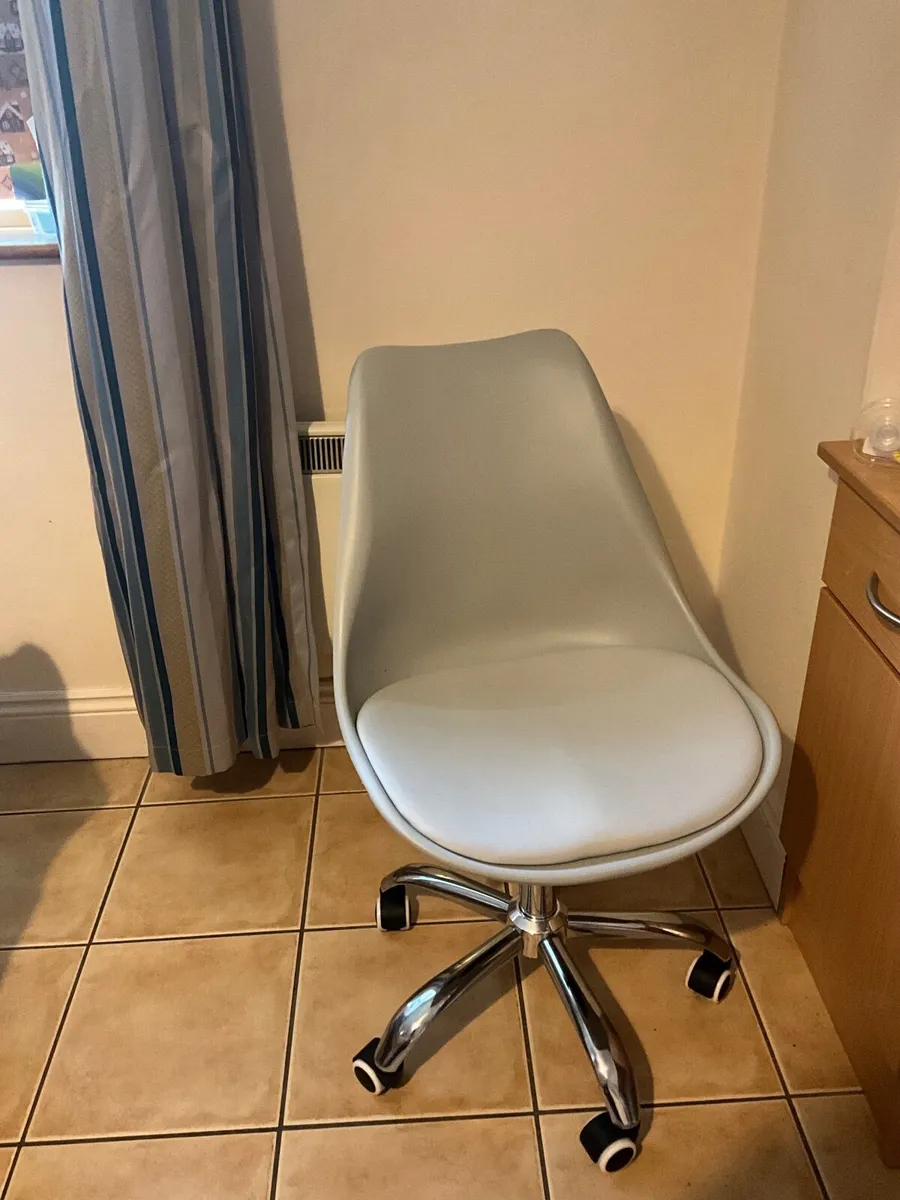 Office chair - Image 1