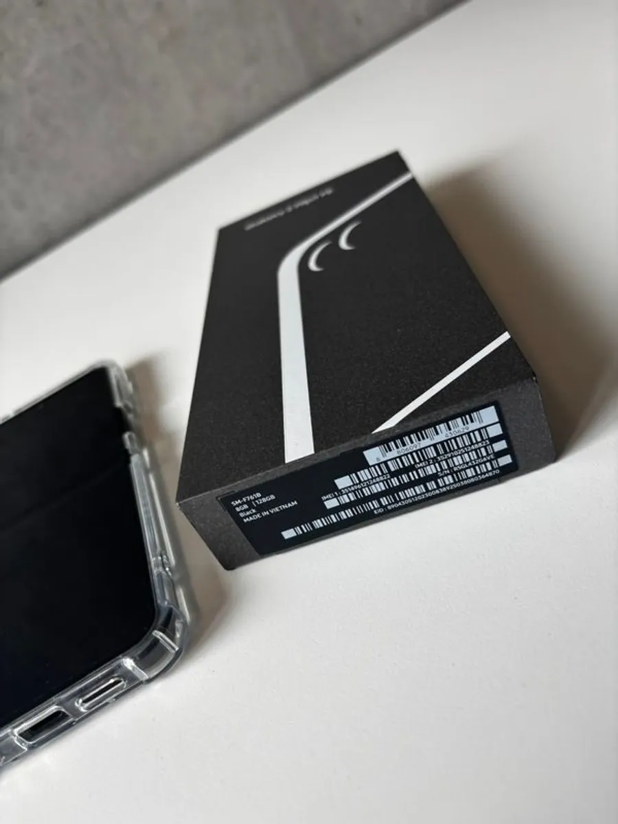 Brand New Samsung Galaxy Z Flip 7 Fe 8gb / 128gb (new Opened) - Image 1