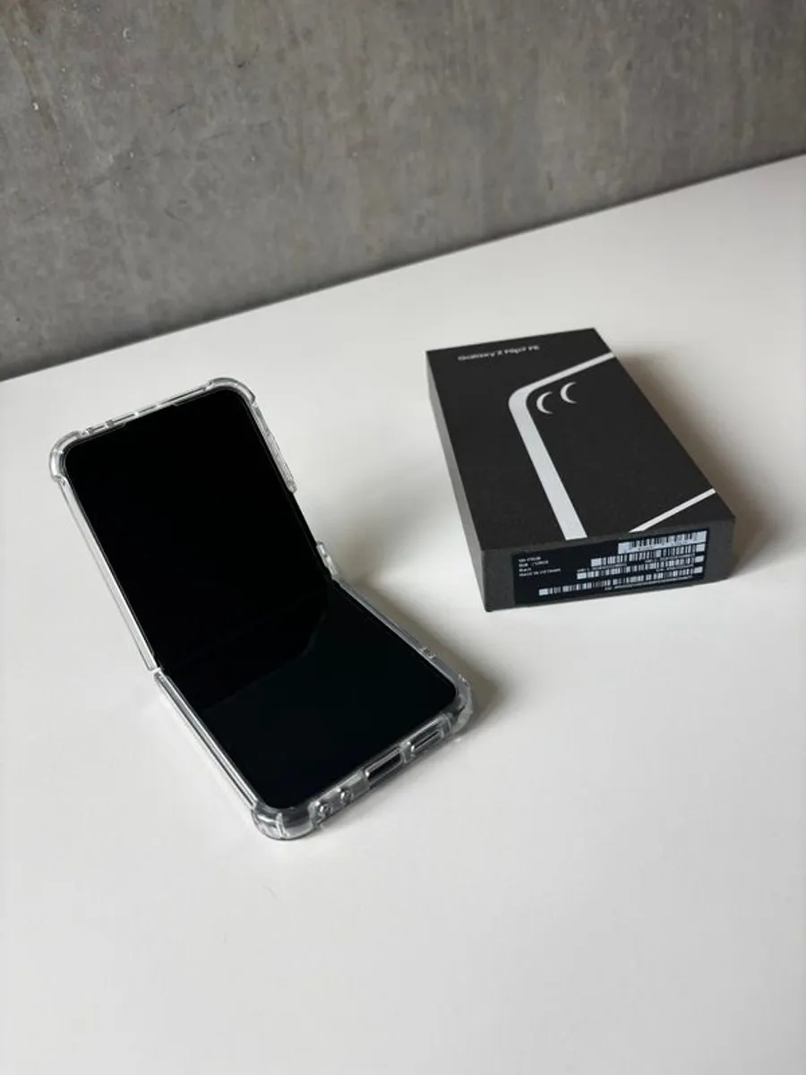 Brand New Samsung Galaxy Z Flip 7 Fe 8gb / 128gb (new Opened) - Image 2