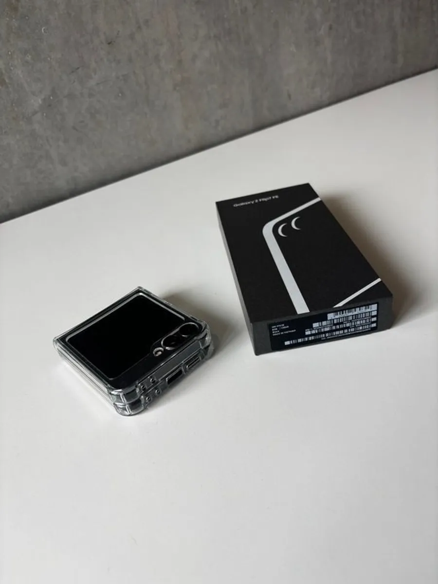Brand New Samsung Galaxy Z Flip 7 Fe 8gb / 128gb (new Opened) - Image 3