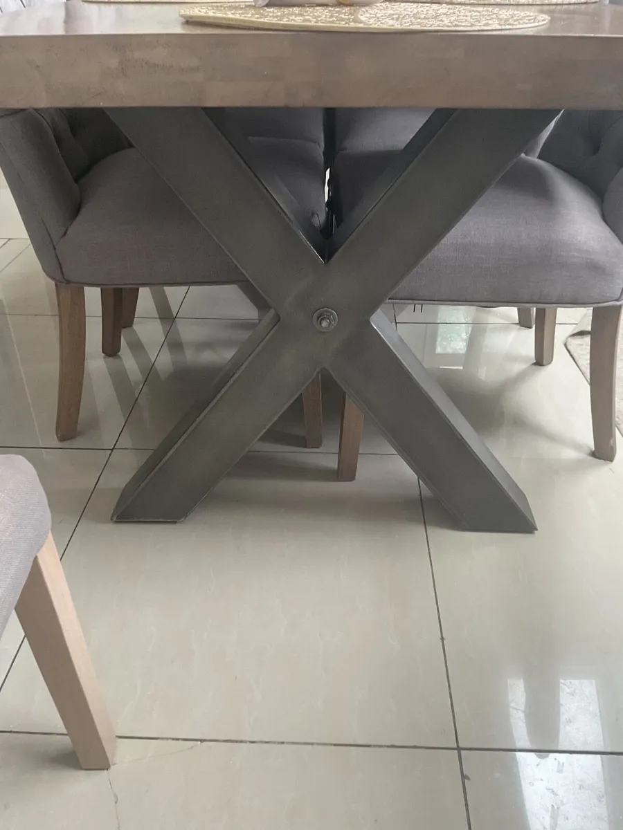 Fifth avenue dining table and chairs - Image 2