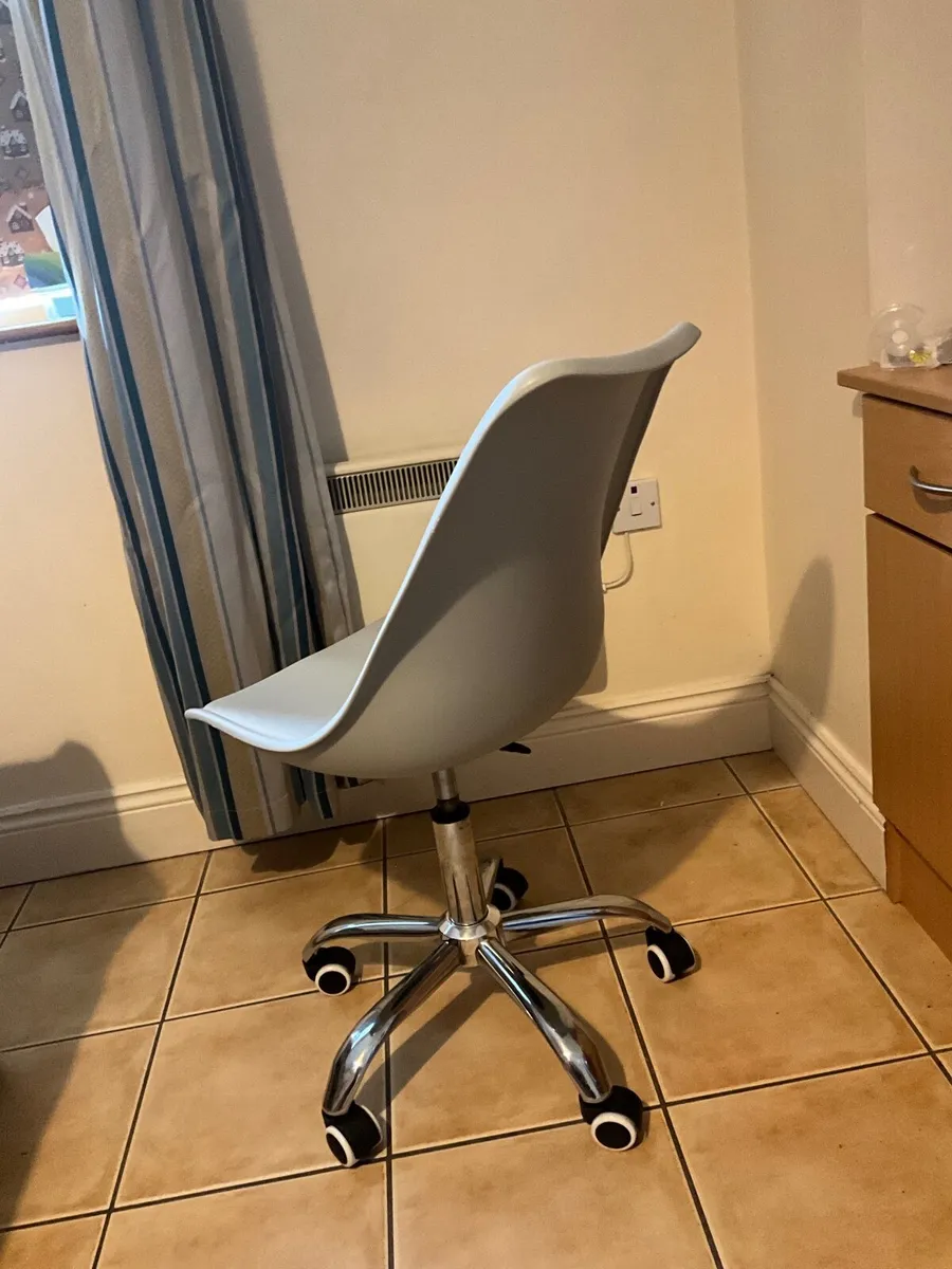 Office chair - Image 2