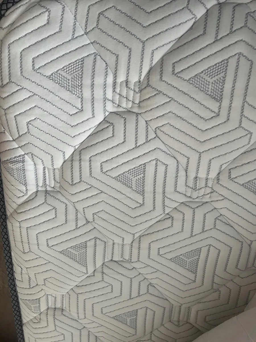 King size bed - Image 4