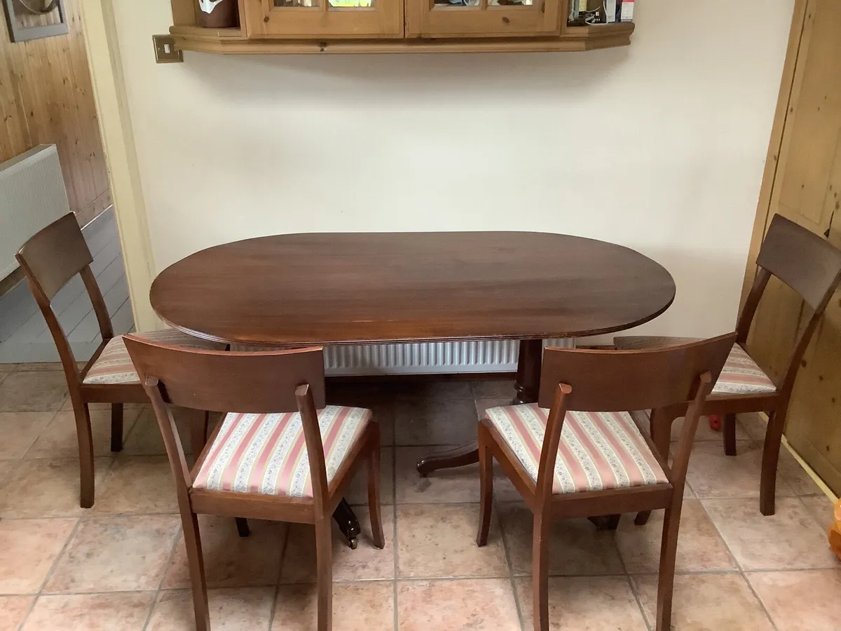 Kitchen table and chairs - Image 1