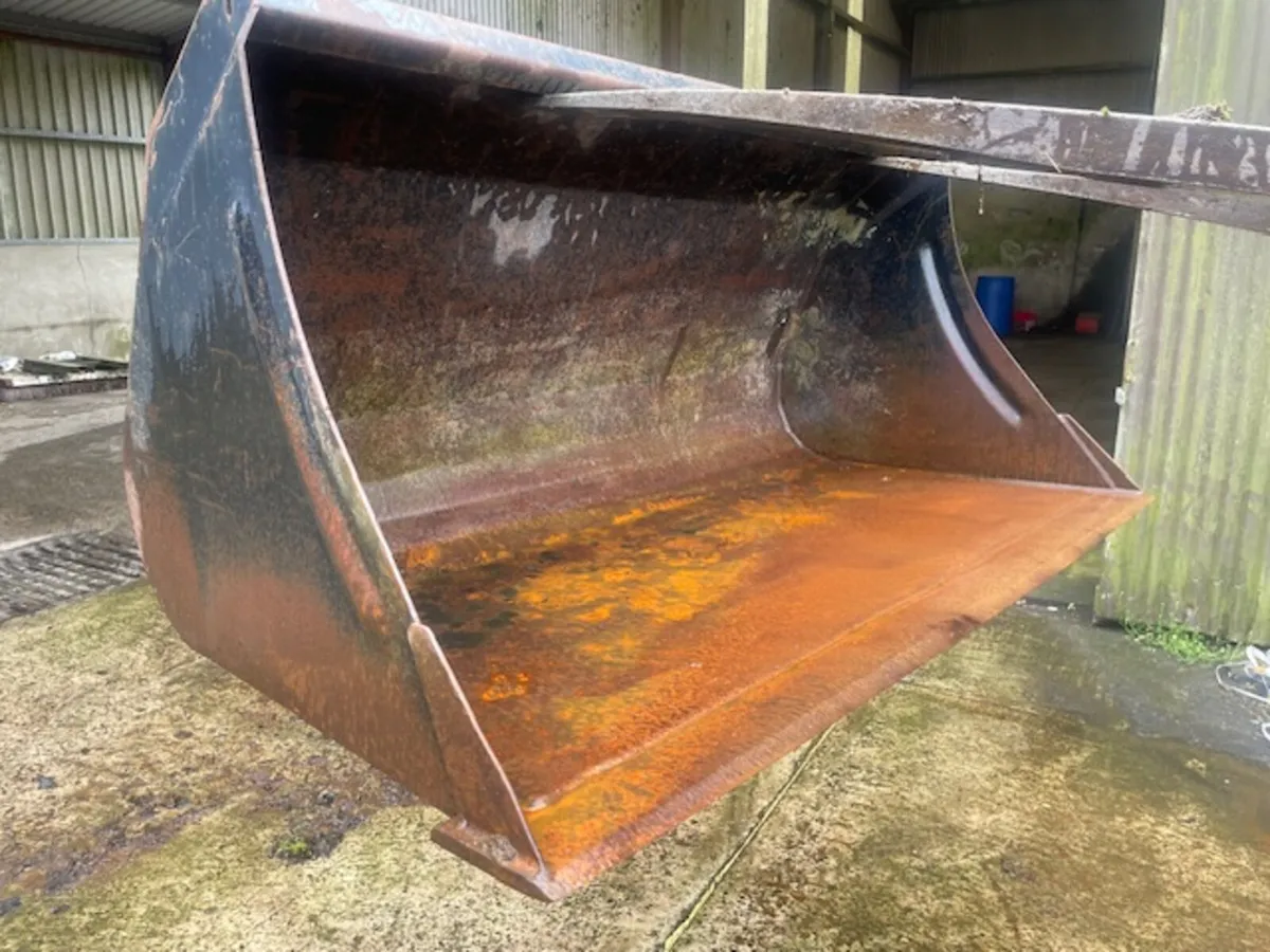 Quicke/Alo 5ft,4inch bucket c/w euro brackets - Image 1