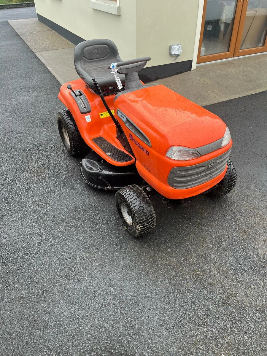 Ride on lawn mower - Image 1