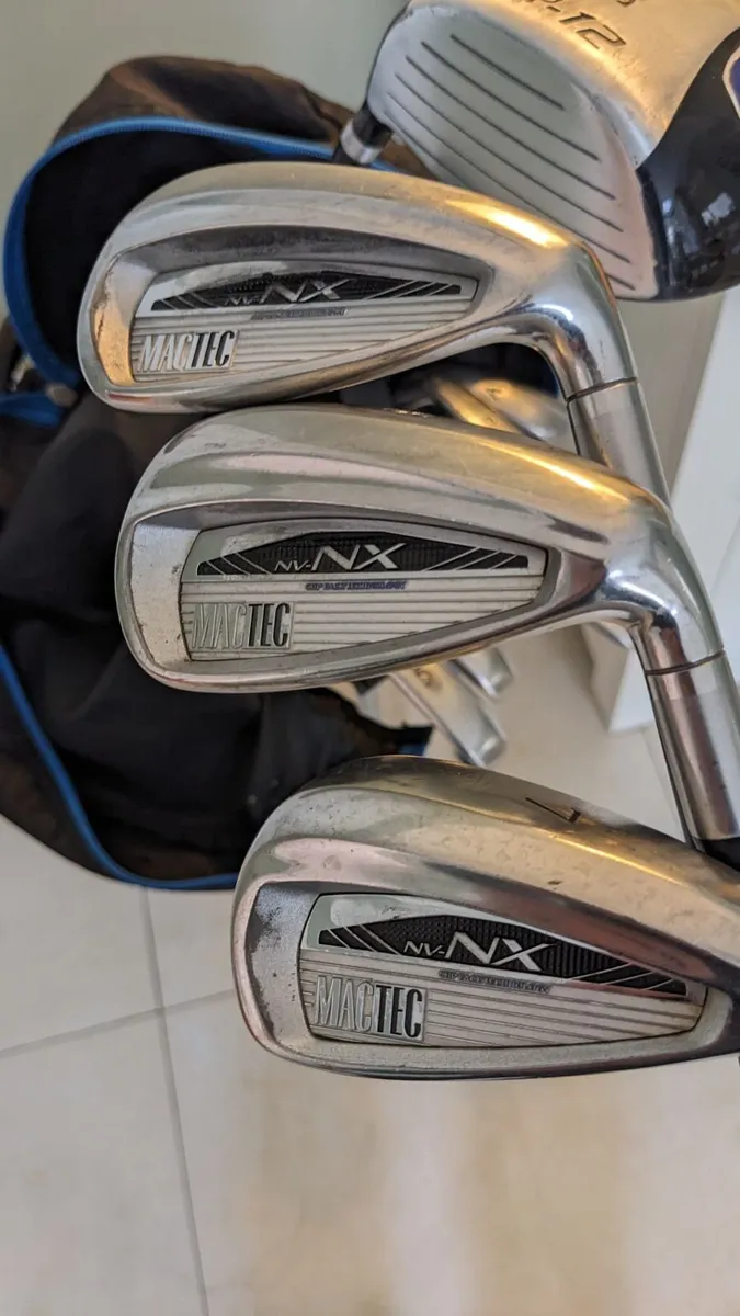 Set of Mens Irons, Putter and Golf Bag. - Image 2