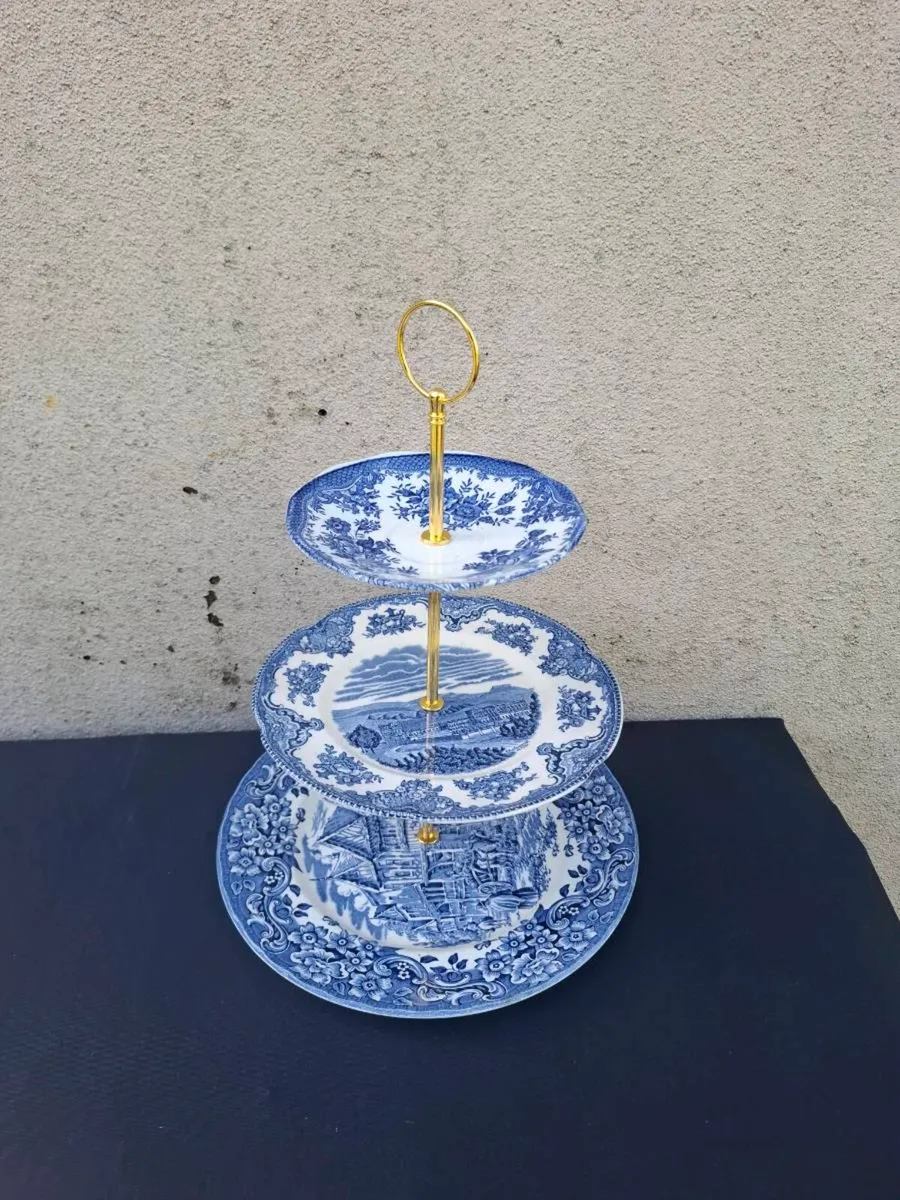 By post only blue ceramic cake stand - Image 1
