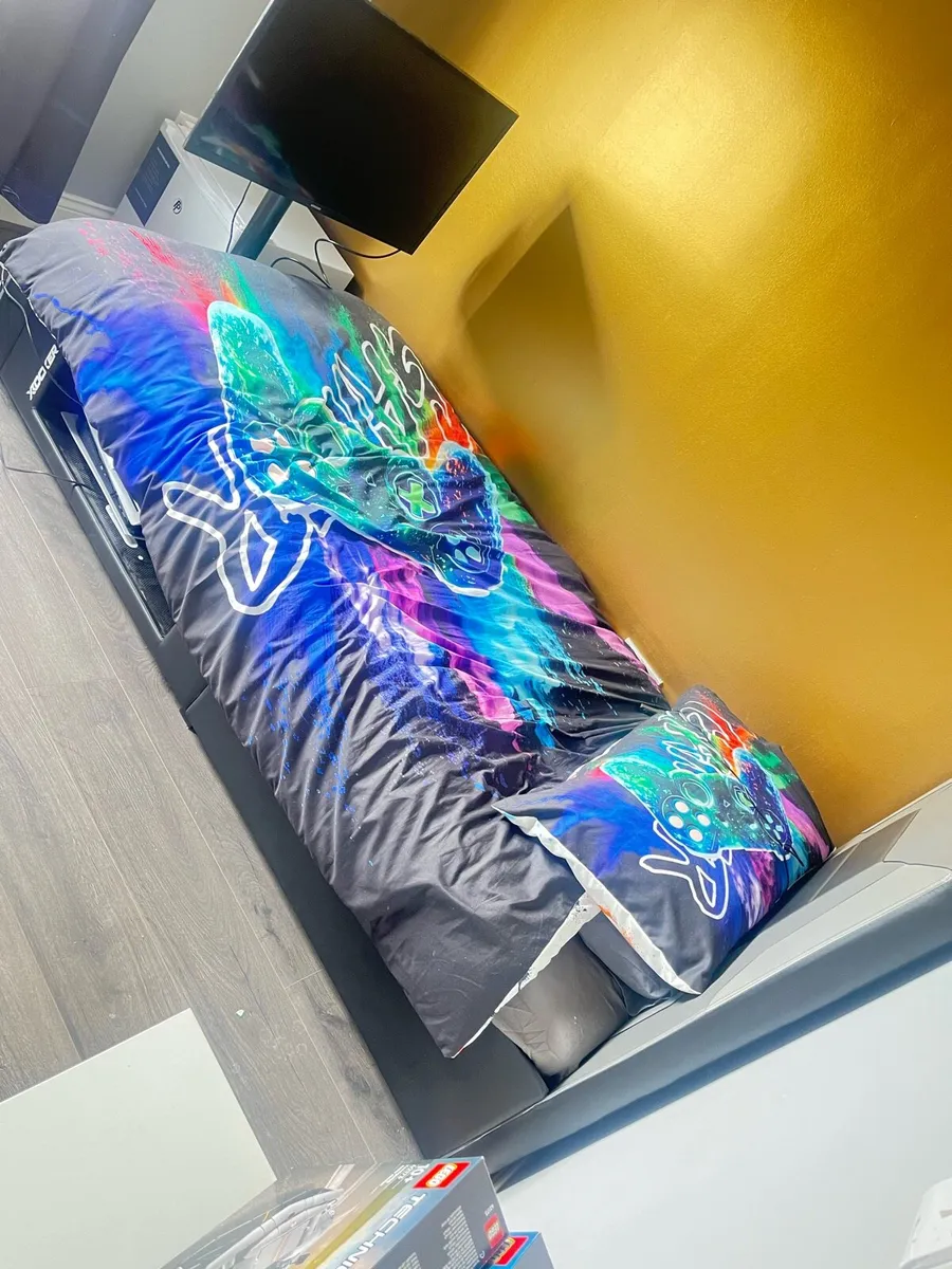 Bed - Image 1