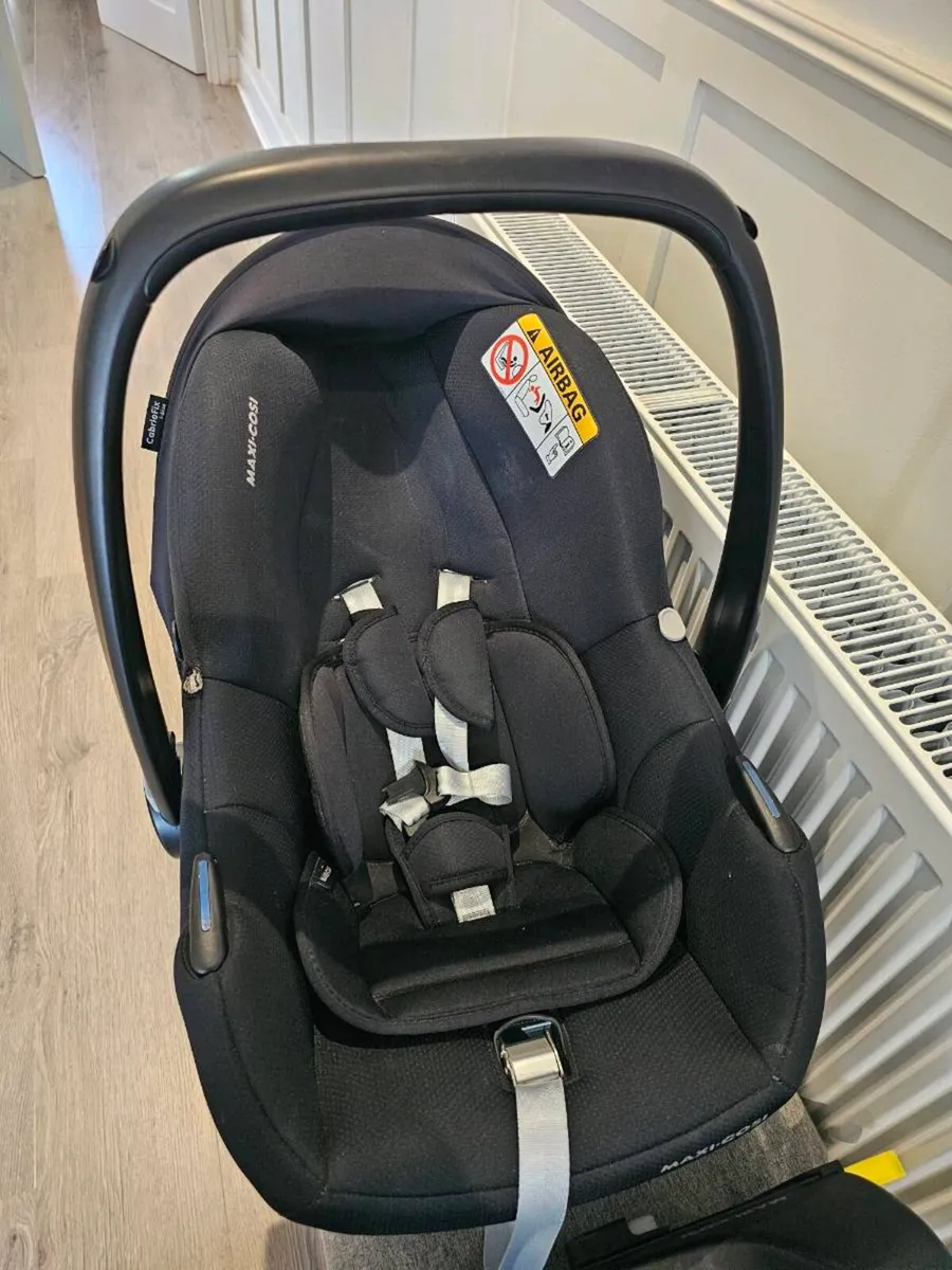Maxi Cosi Car Seat and Base - Image 1