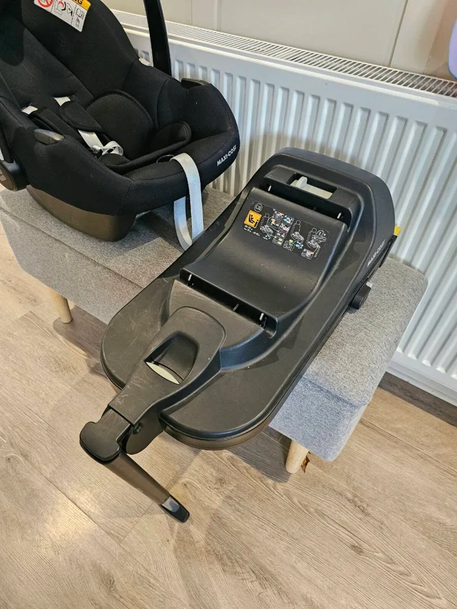 Maxi Cosi Car Seat and Base - Image 2