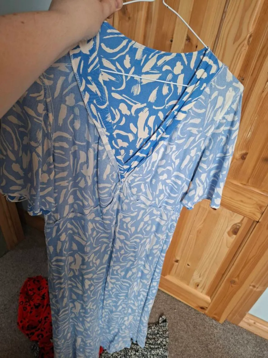 Dress 10 between size 10 to 12 - Image 2