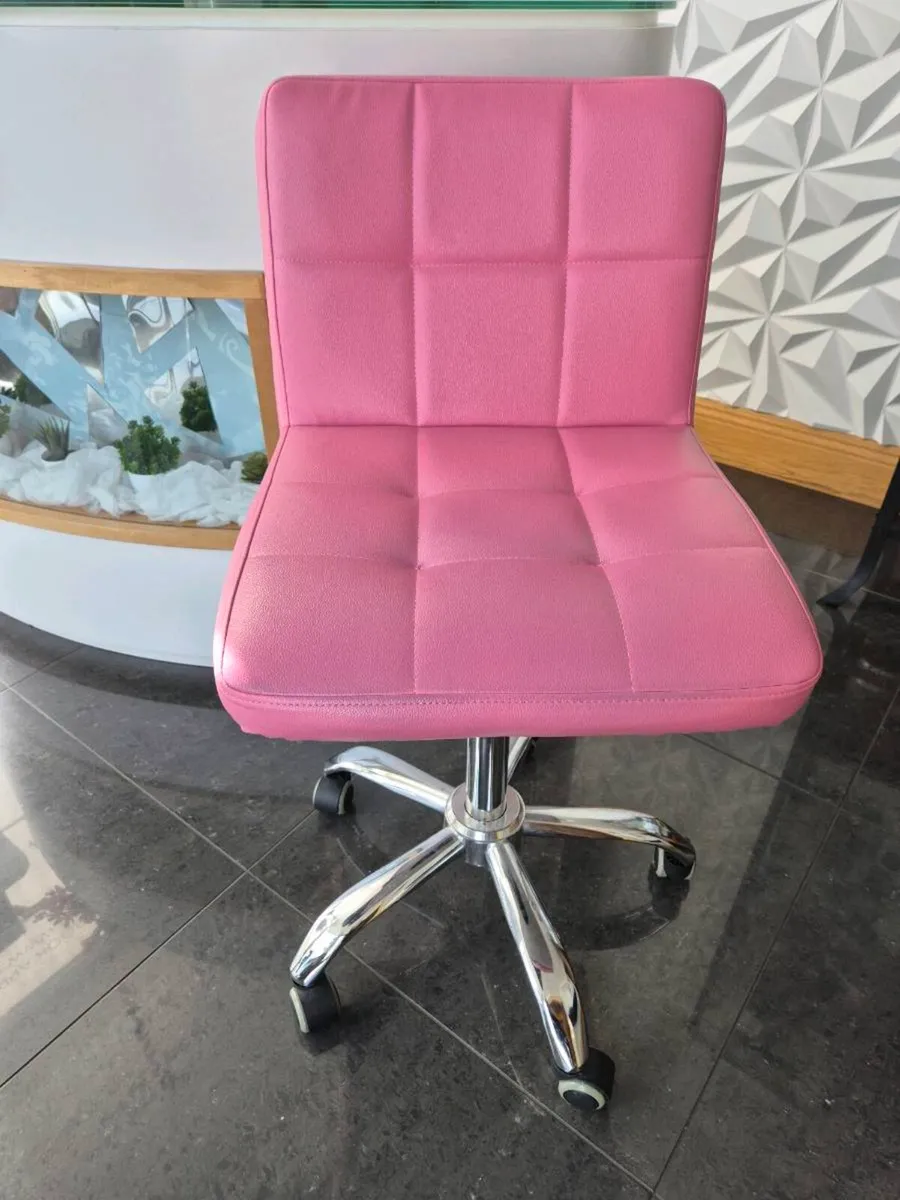 Beauty Chair - Image 1