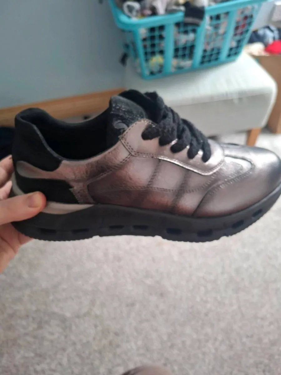 Adidas spezial size 5.5 look cute this summer - Image 3