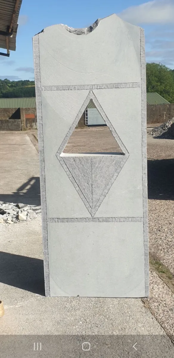 Limestone monolith - Image 1