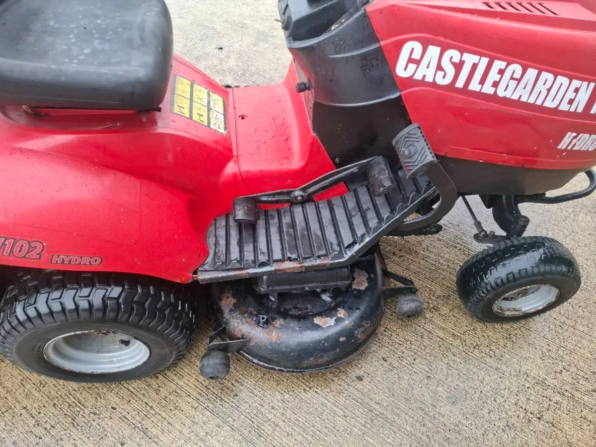 Castlegarden 40" twin cut ride on mower - Image 3