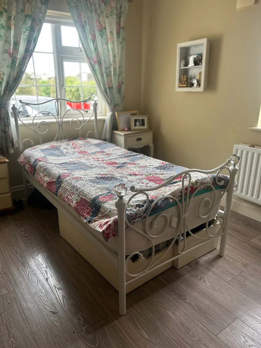 Single bed - Image 1