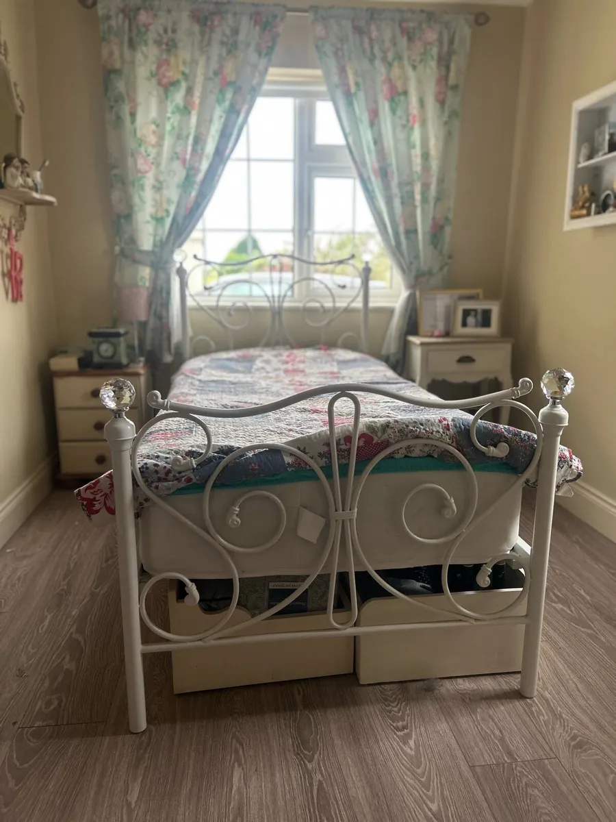 Single bed - Image 2