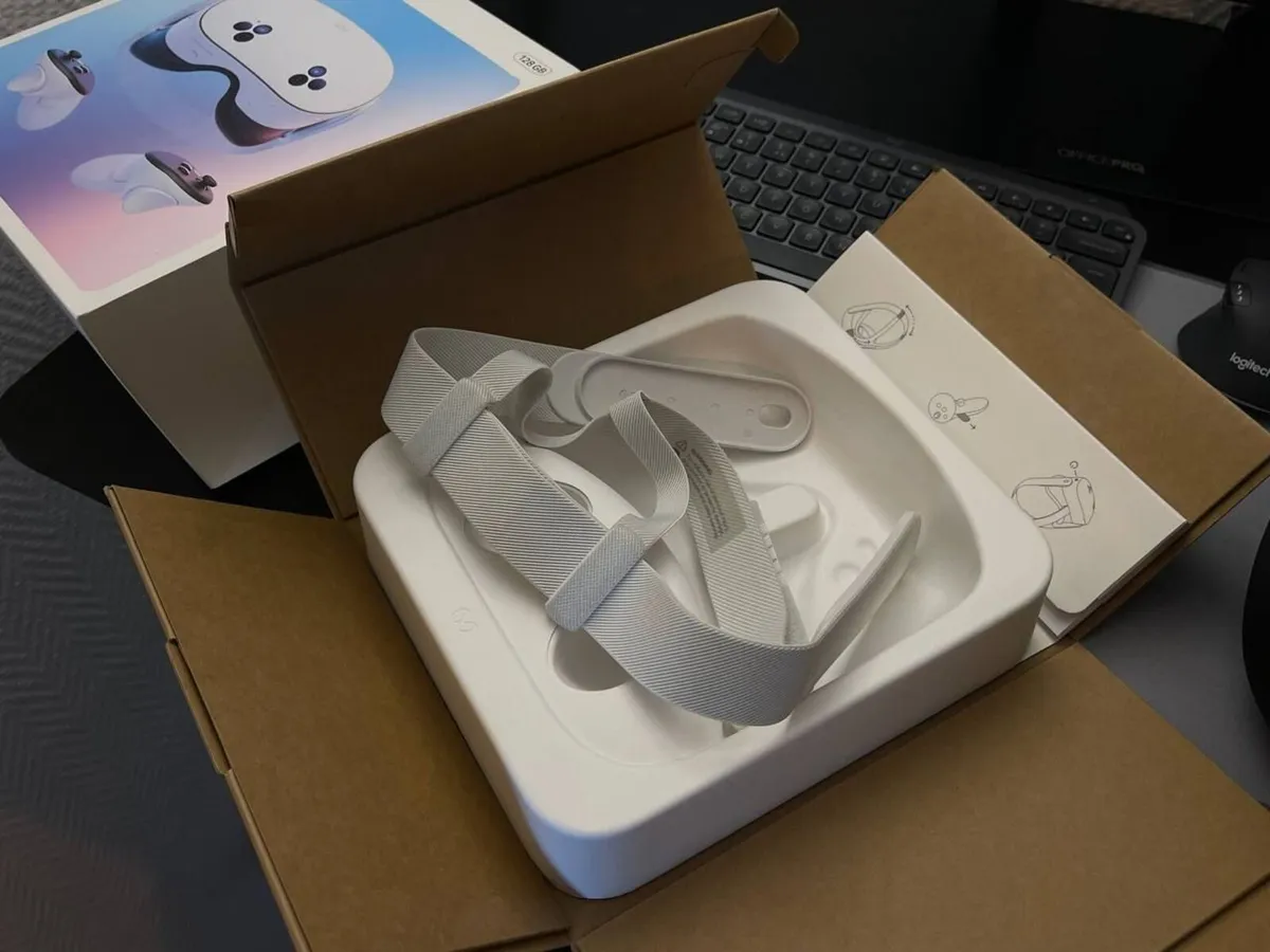 Meta Quest 3S VR headset - Image 4