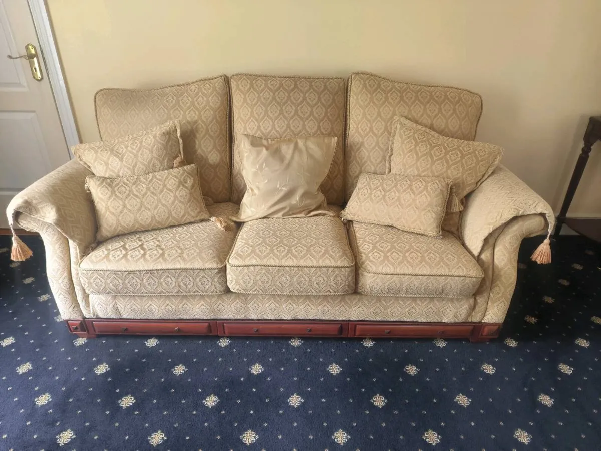 Three piece suite - Image 1