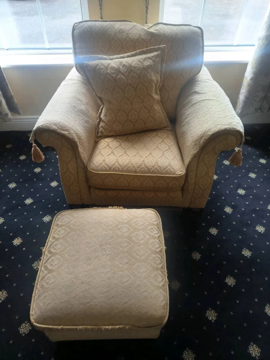 Three piece suite - Image 4