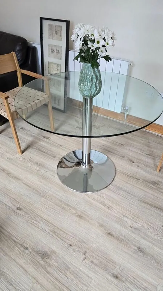 Glass dining table - Image 1