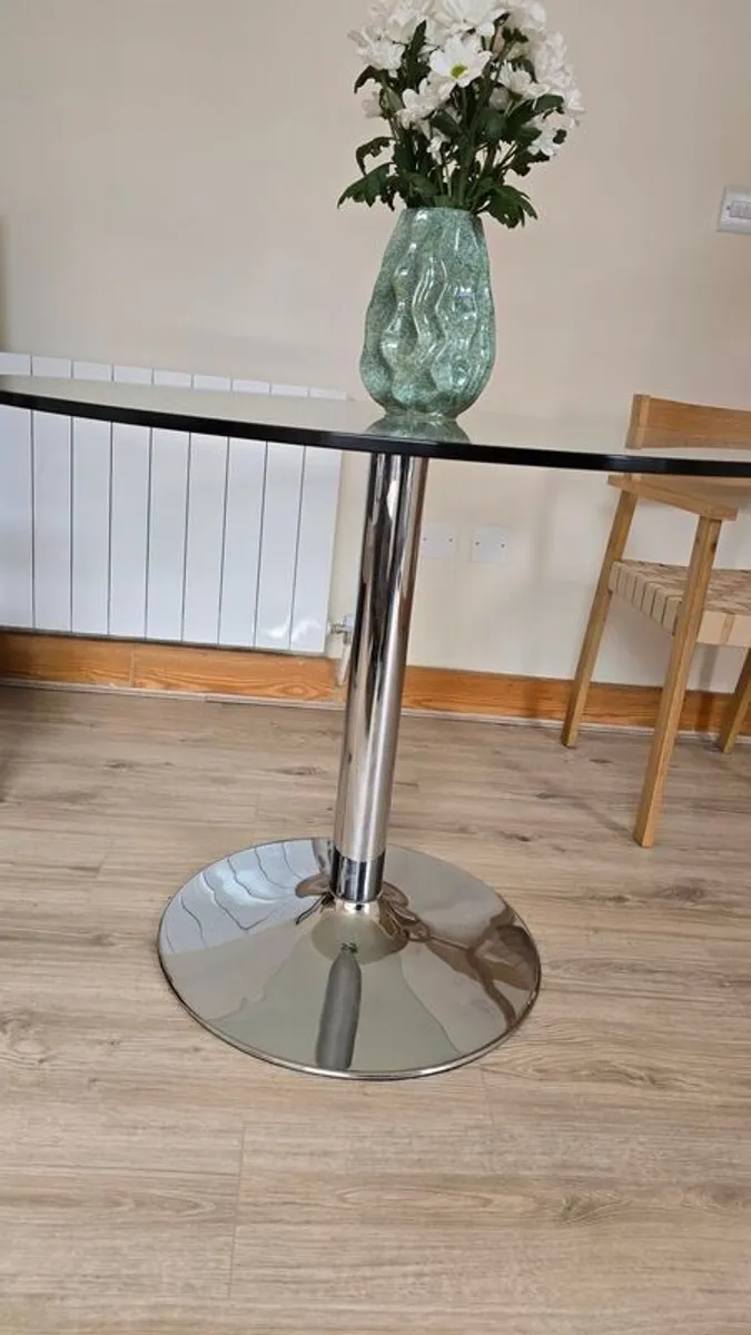 Glass dining table - Image 2