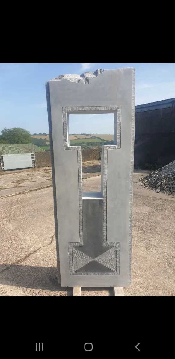 Limestone monolith - Image 1