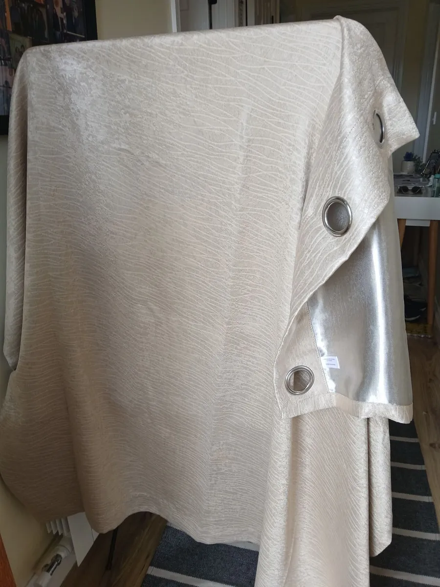 Curtains - Image 3