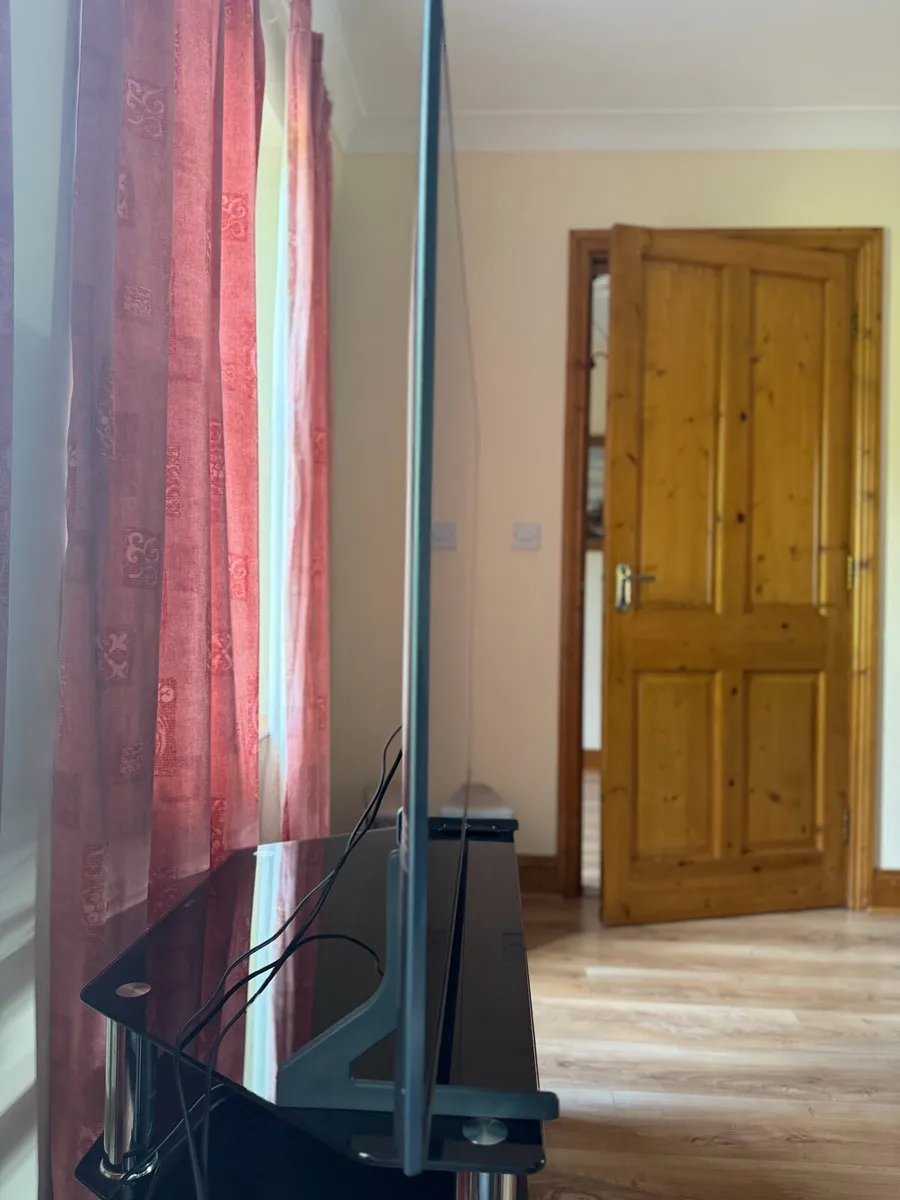 Samsung 55" QLED 4K Smart TV + APPLE TV 4K 2026 - Image 2
