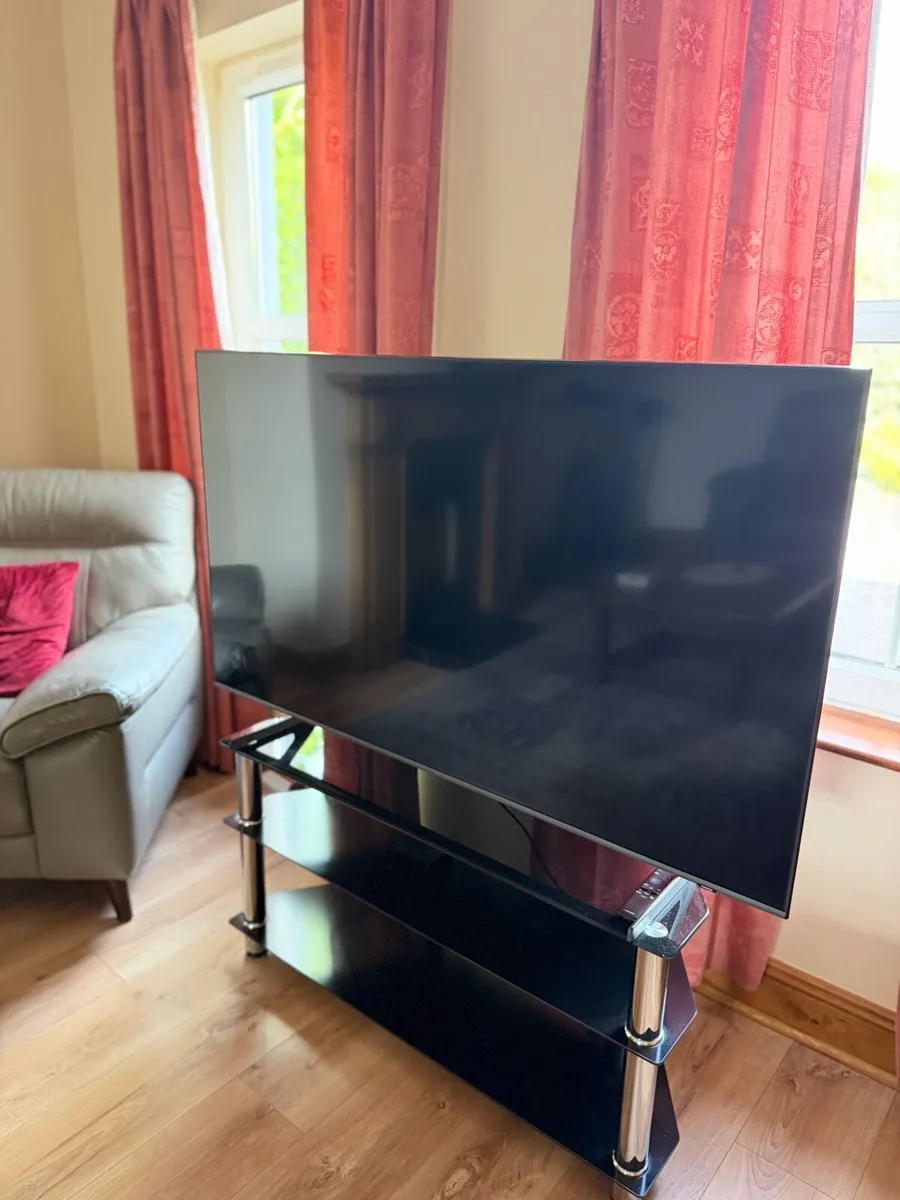 Samsung 55" QLED 4K Smart TV + APPLE TV 4K 2026 - Image 1