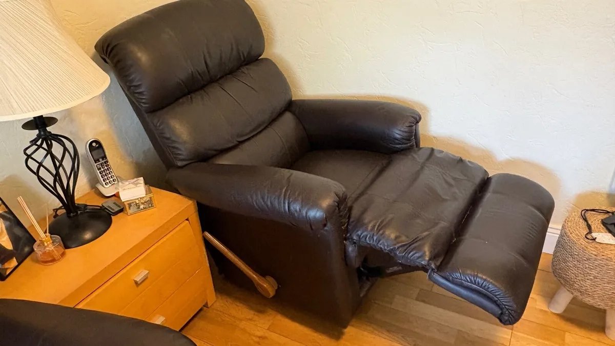 Leather recliners - Image 4