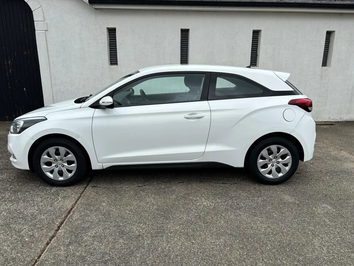 Hyundai i20 Classic coupe 2018 1.4D - Image 3