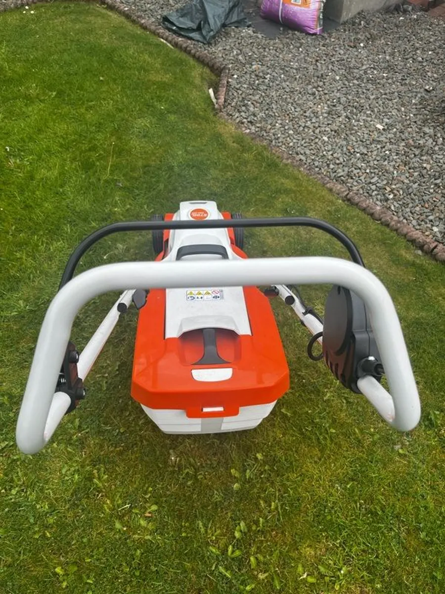 STIHL RMA 235 Cordless Lawnmower & Battery Pack - Image 2