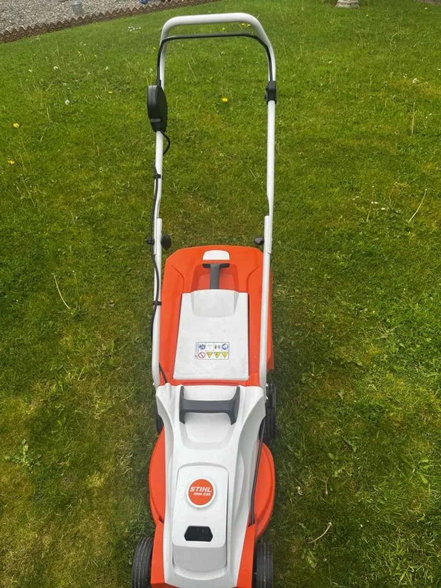STIHL RMA 235 Cordless Lawnmower & Battery Pack - Image 3