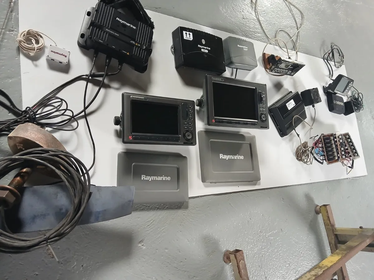 Raymarine Radar,Plotter,Airmar sounder, Autopilot - Image 1