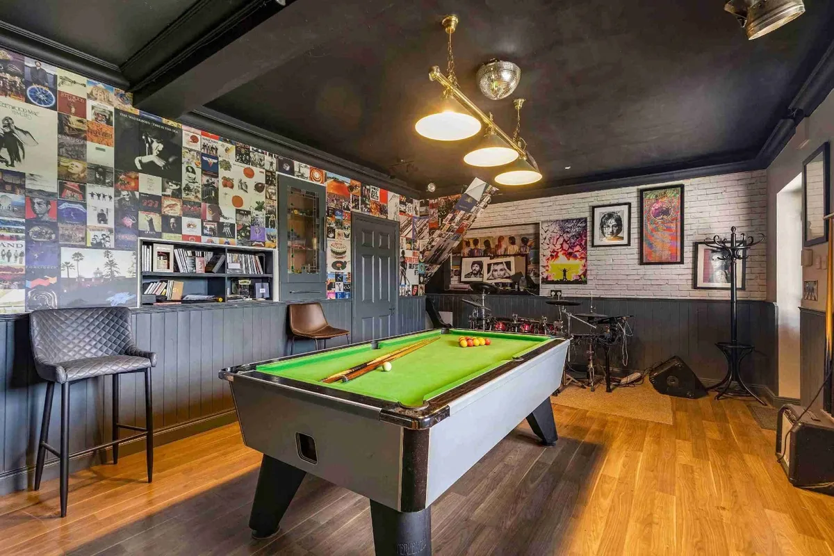 Pool table and lights - Image 1