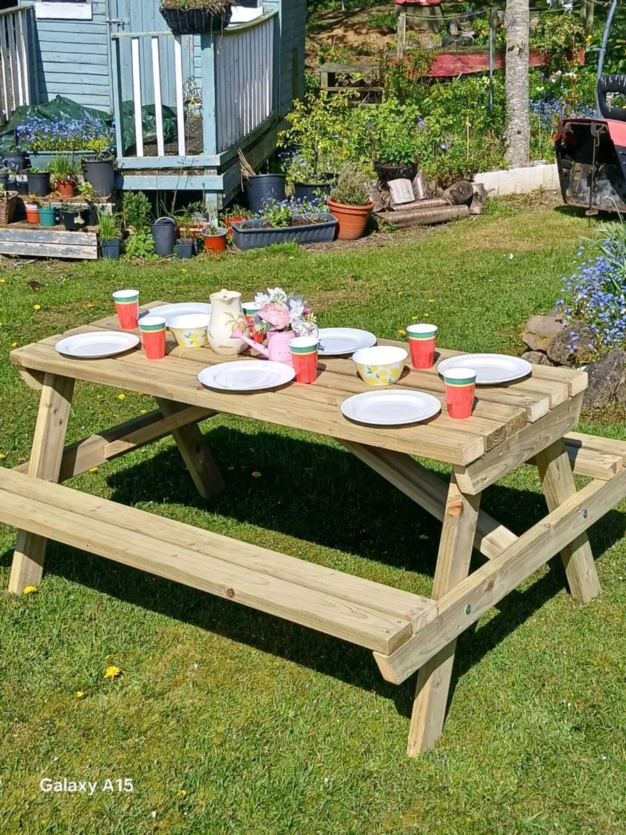 Beautiful picnic benches - Image 1