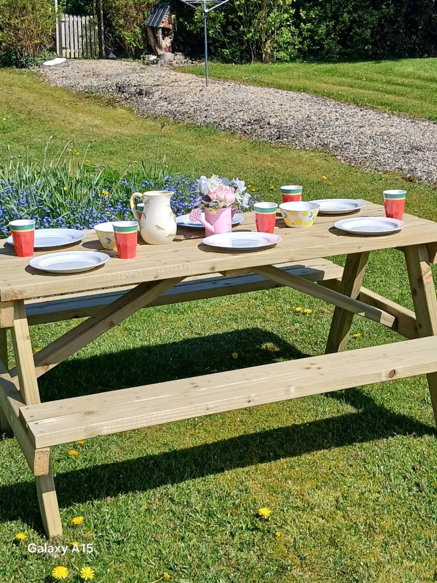 Beautiful picnic benches - Image 2
