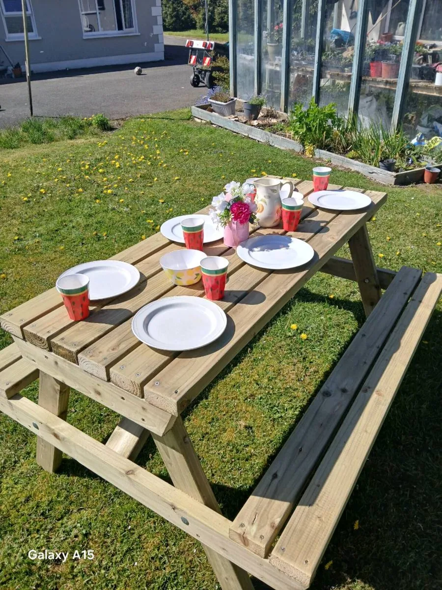 Beautiful picnic benches - Image 3