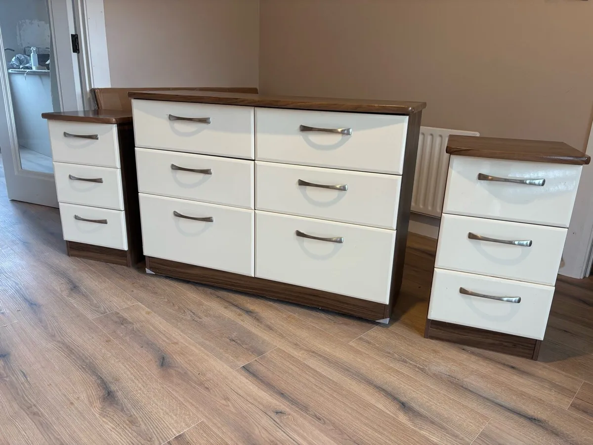 Bedside lockers & chest of drawers - Image 1