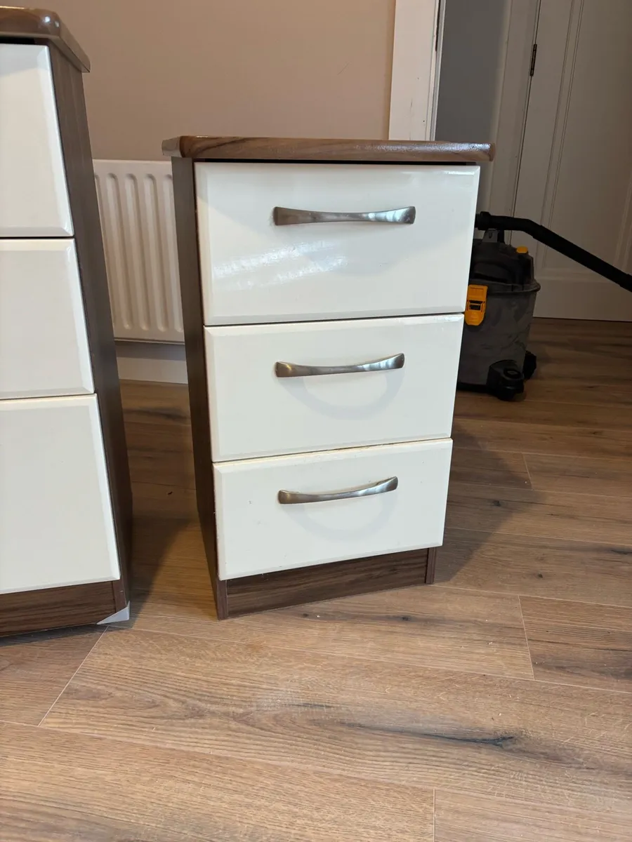 Bedside lockers & chest of drawers - Image 2