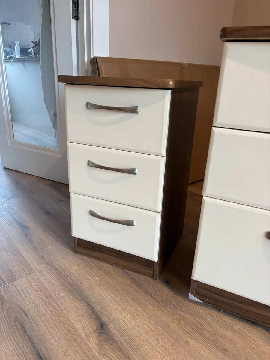 Bedside lockers & chest of drawers - Image 3