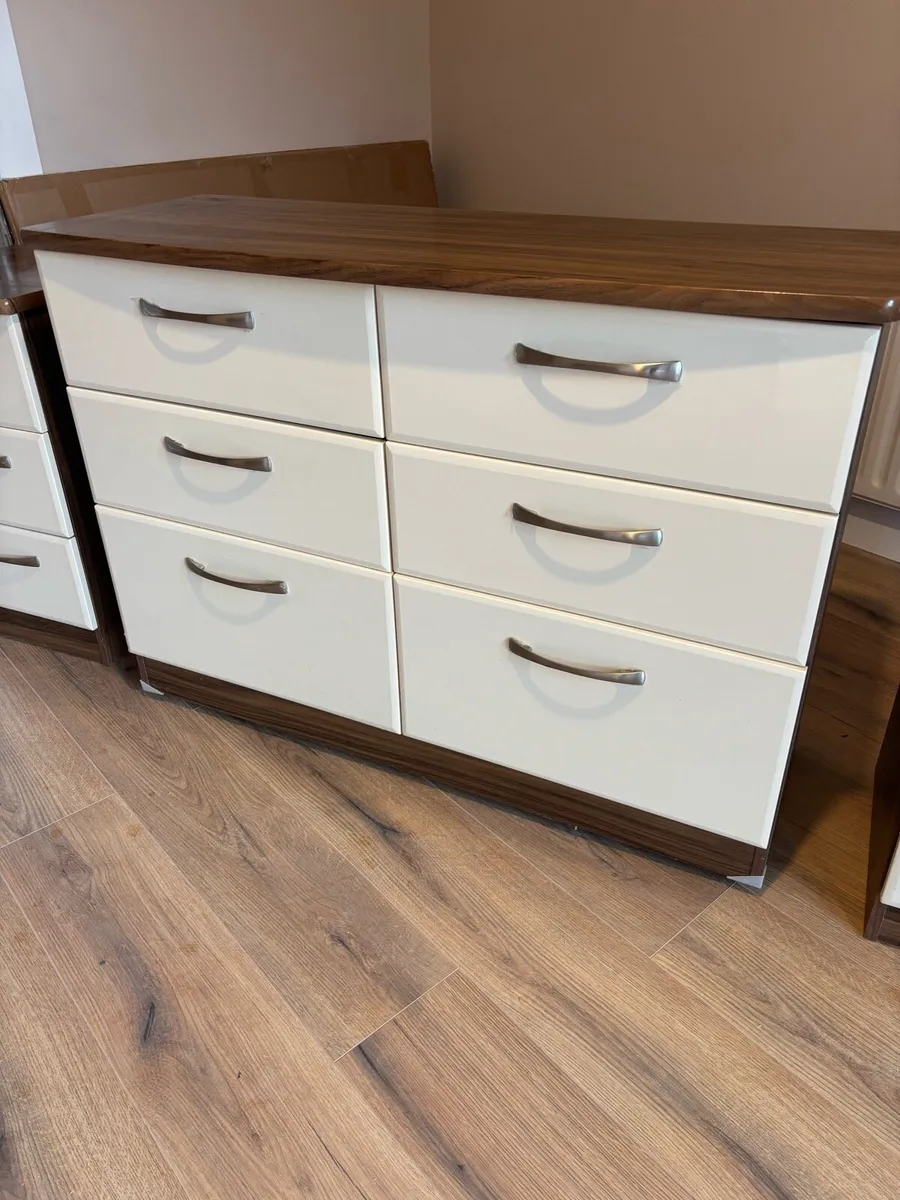 Bedside lockers & chest of drawers - Image 4