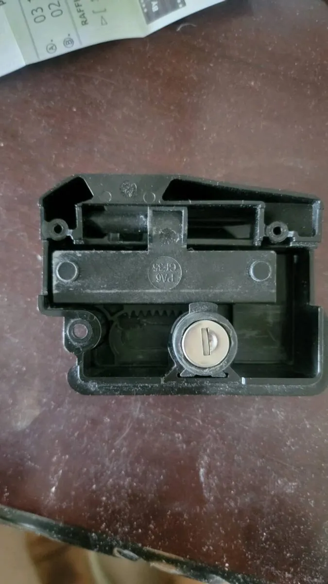 Thule roof box locking mechanism - Image 1