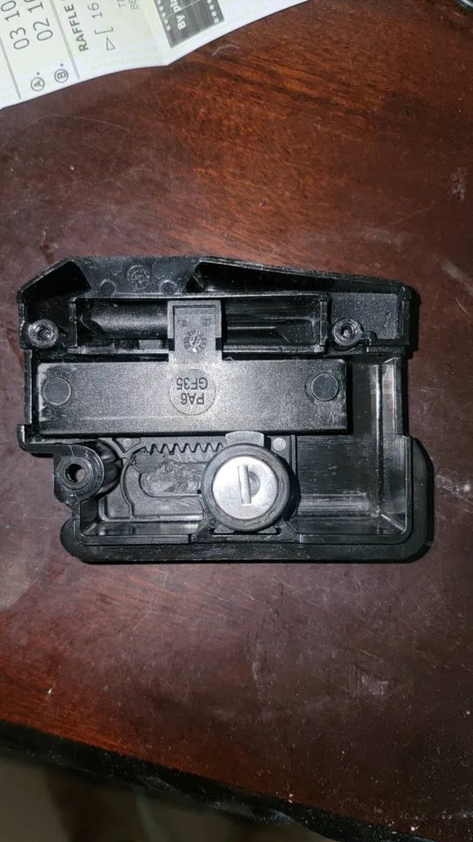 Thule roof box locking mechanism - Image 2